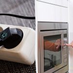 8 sähkölaitetta, jotka on aina irrotettava pistorasiasta ennen matkaa.