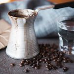 Kahvisi maistuu sata kertaa paremmalta: laita siihen vain ripaus tätä tuotetta. Kahvisi maistuu sata kertaa paremmalta: laita siihen vain ripaus tätä