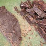 Miksi suklaa muuttuu valkoiseksi ja voitko syödä sitä: asiantuntija kertoi